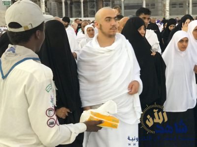 بمتابعه مدير تعليم منطقة مكة المكرمة  كشافة تعليم مكة يواصلون تقديم خدماتهم لزوار ومعتمري بيت الله الحرام