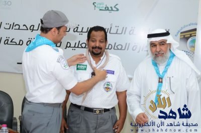 مدير عام تعليم مكة المساعد يقلد هاني السريحي “الشارة الخشبية” كأول اداري