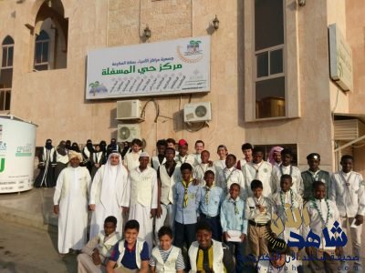 أكثر من ستون متطوعا من سواعد حي المسفلة يطمسون كتابات مسيئة على الجدار