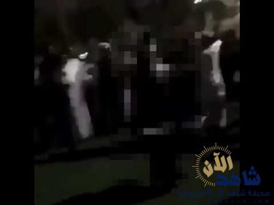 بالفيديو:  بالرياض شباب يتحرشون في فتاة حاسرة الرأس وممسكة بعصا تدفعهم بها.. وسط فوضى عارمة