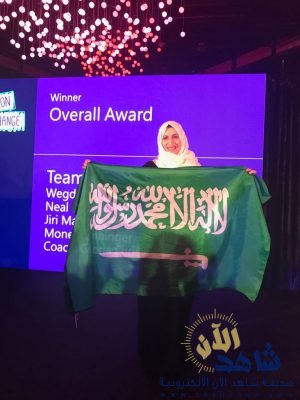 مدير تعليم الشرقية الشلعان لمعلمة الفيزياء بثانوية العوامية …بثقة وإرادة بلغتم الصدارة ورفعتم علم الوطن بجدارة.