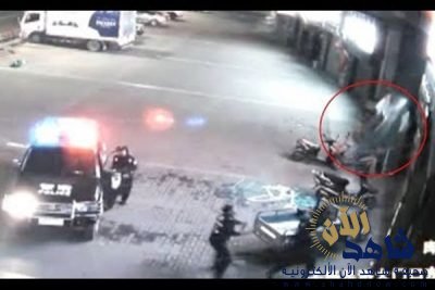 بالفيديو.. شرطي ينقذ امرأة دفعها زوجها للانتحار