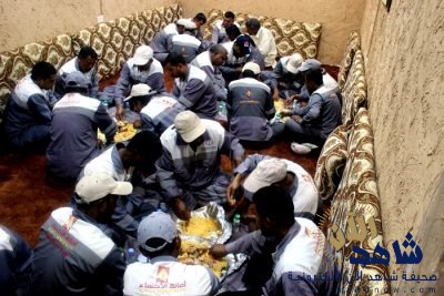 ديوانية المحبة بمدينة الجشة بالأحساء تٌقيم وليمة غداء لعمال النظافة
