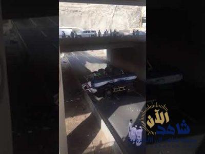 بالفيديو.. سقوط تريلة مياه من أعلى جسر بعزيزية مكة