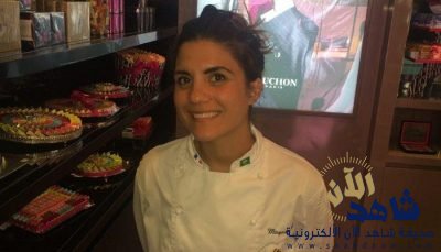 شاهد.. فتاة سعودية أعدت الحلوى في عشاء ولي العهد وضيوفه الفرنسيين بمتحف اللوفر