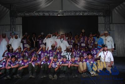 التمبكتي يقلد محافظ خليص (منديل) كشافة شباب مكة