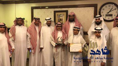 مدير تعليم الاحساء يكرم المعلم منصور المنصور لحصوله على جائزة المعلم المبدع عربيا