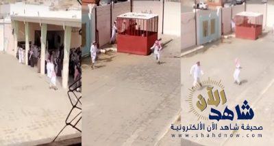 بالفيديو.. معلم يضرب الطلاب في فناء مدرسة