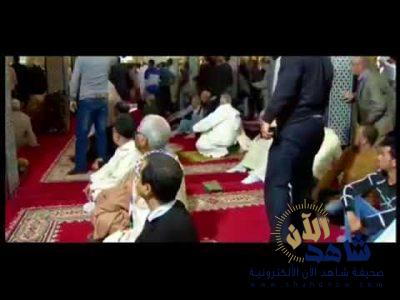 خبّأ سيفاً في ملابسه وصاح “الله أكبر”.. مصلون يوقفون شاباً حاول طعن خطيب مسجد في المغرب (فيديو)