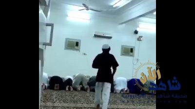 سحبه من قدمه وهو ساجد ثم انهال عليه بالضرب.. شاهد: مشاجرة غريبة داخل مسجد في السعودية!