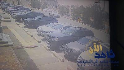 بالفيديو: مجهول يلاحق سيارة اشترى صاحبها جوالاً جديداً في الرياض .. ويسرقه بعد وصول السائق لوجهته