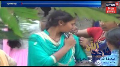 شاهد: كلية بالهند تستخدم شفرات حلاقة ومقصات لتمزيق قمصان وفساتين الفتيات لمنع الغش