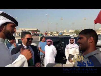 بالفيديو: نجل ملك البحرين يفاجئ شقيقين بحرينيين يبيعان السمك بافتتاح مطعم لهما