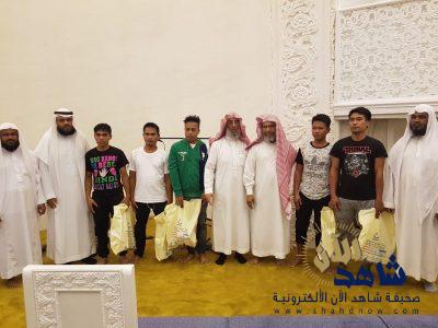 أسلام ثمانية من الجنسية الفلبينية في مخيم سراج السابع الرمضاني وإفطار الف صائم في اول يوم رمضاني