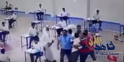 الكويت: طالب يعتدي على مدير مدرسة داخل قاعة اختبارات.. وآخر يحاول خنق معلم (فيديو)