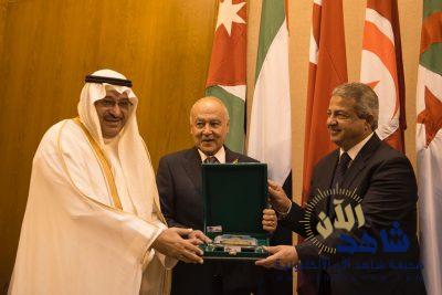 تسلم درع تكريمي من ابو الغيط .. مجلس وزراء الشباب والرياضة العرب يكر م نواف بن محمدض