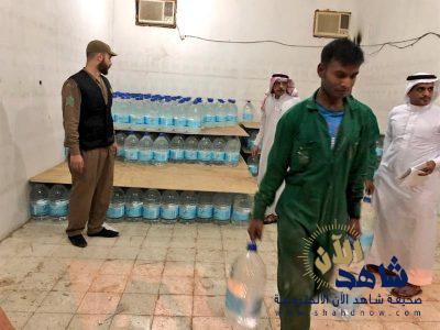 ضبط كميات كبيرة من عبوات مياه زمزم مخزنة في مستودع مخالف