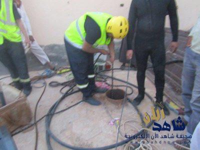 “مدني القريات” ينقذ قطًا سقط في بئر ارتوازية بمركز العقيلة