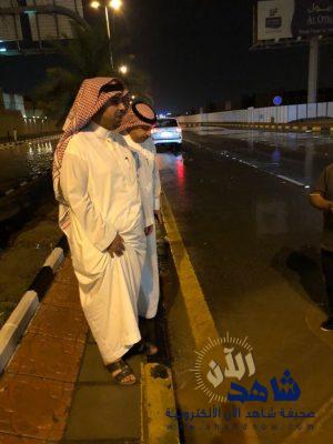 محافظ الخفجي يقوم بعدة جولات تفقديه أثناء الحالة المطريه والعواصف الشديده على محافظة الخفجي