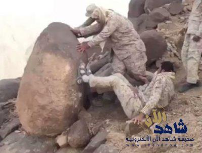 شاهد كيف أزاح مرابطون بالحد الجنوبي صخرة يتحصن خلفها الحوثيين!