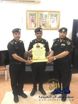 رجل أمن بمحايل يرفض رشوة بـ100 ألف ريال.. وقائد الدوريات يكرمه