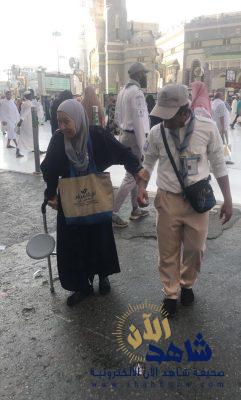 كشافة سعودي يعين مسنة في صورة إنسانية بديعة