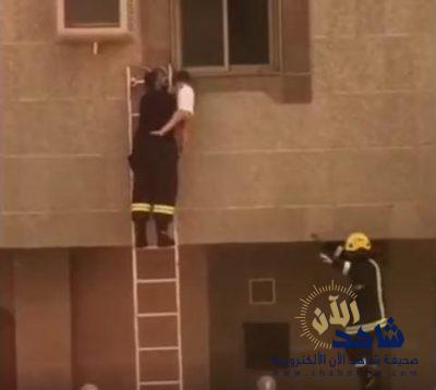 جندي بالدفاع المدني ينقذ طفلاً علق على حافة نافذة المنزل