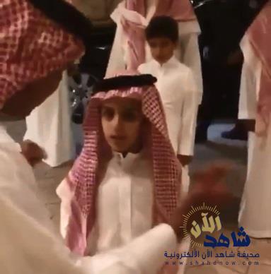 بالفيديو.. ولي العهد برفقة ابنه سلمان يزوران الأمير مقرن في منزله