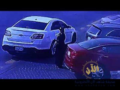 شاهد : فتاة تقوم بسرقة سيارة متوقفة أمام سوبر ماركت بالدمام
