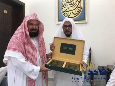 السديس يكرم خطيب عرفة “حسين آل الشيخ”