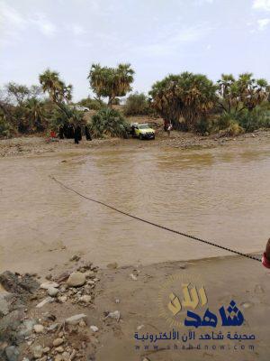 إنقاذ 8 نساء و3 أطفال احتجزتهم السيول في وادي دامس بالعيدابي (صور)