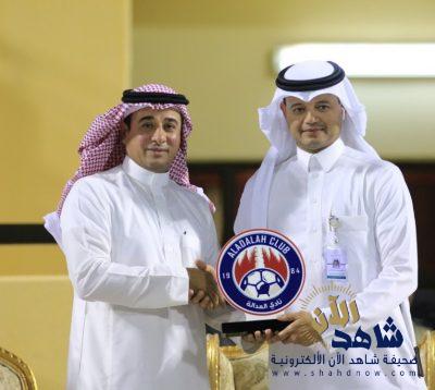 رئيس العدالة يكرم مدير ملعب الأحساء