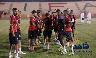 مبولحي ينال جائزة أفضل لاعب وهزاع يشارك في التدريبات الجماعية