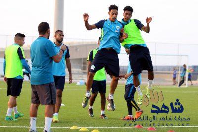 الجيل يتمرن على العشب الصناعي تحضيراً لمواجهة ضمك