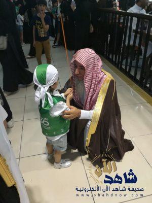 ابتسامة عضو بهيئة الأمر بالمعروف تعانق فرحة طفلة باليوم الوطني الـ ٨٨ للمملكة