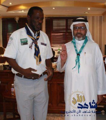 رَئِيسُ عَامِ النِّقَابَةِ الْعَامَّةِ لِلسَّيَّارَاتِ يُكَرِّمُ الْقَائِدُ الْكَشْفِيُّ مُحَمَّدُبرناوي