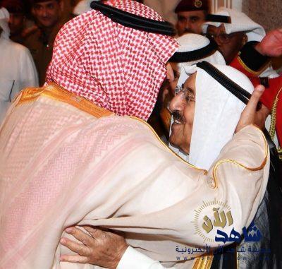 صورة اليوم: قُبلة على الجبين.. “حي الله بالأمير.. في دار الأمير”