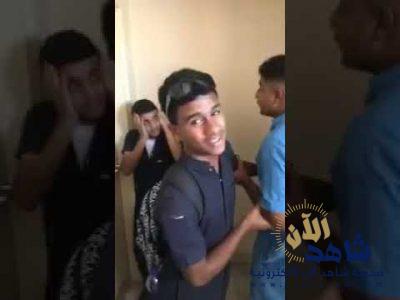 فيديو قاس.. طالب يعتدي بوحشية على زميله في المدرسة
