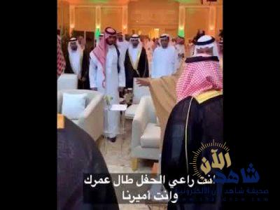 شاهد .. ردة فعل الأمير تركي الفيصل بعد أن طلب منه أمير الرياض أن يجلس مكانه خلال حفل
