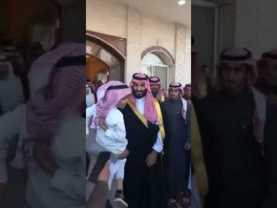 شاهد.. بماذا رد ولي العهد على طفل طلب منه مرسيدس؟