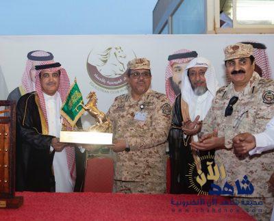 «جناح السعد» يهدي الموسى ذهب الملك