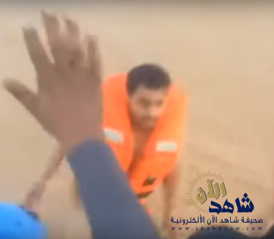 بالفيديو.. الشاب الذي أنقذ سيدة علقت في سيول القريات يروي التفاصيل.. والدافع وراء مبادرته