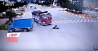 بالفيديو: سائق دراجة نارية ينجو بأعجوبة من دهس شاحنتين