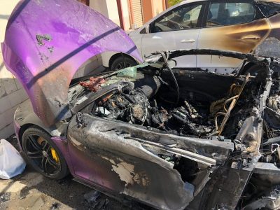 بالفيديو والصور: رجل يتنكر بعباءة ويحرق سيارة بقيمة 600 ألف ريال في جدة