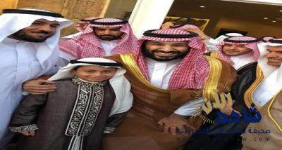 شاهد.. ولي العهد يقود سيارته لزيارة منزل أحد أعيان القصيم