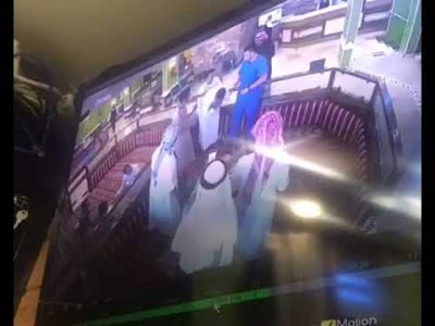 بالفيديو.. مُمرض ينقذ مواطناً من قطعة”عظم” علقت بمجرى تنفسه بأحد مطاعم جدة