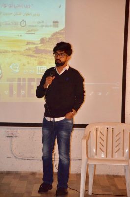 اليحيى يمسك بـ ( ذيب ) بحضور رواد المقهى الثقافي بفنون الأحساء