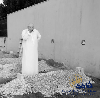 الأمير خالد بن طلال يلقي نظرة أخيرة على قبر والده (صور)