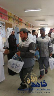 الجشة المتوسطة توزع كسوة الشتاء لعمال النظافة