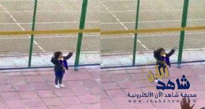 بالفيديو.. جمهور النصر يتفاعل مع الطفلة نوارة فهد الحزيم و هي تشجع النادي خلال مباراة “الجندل”